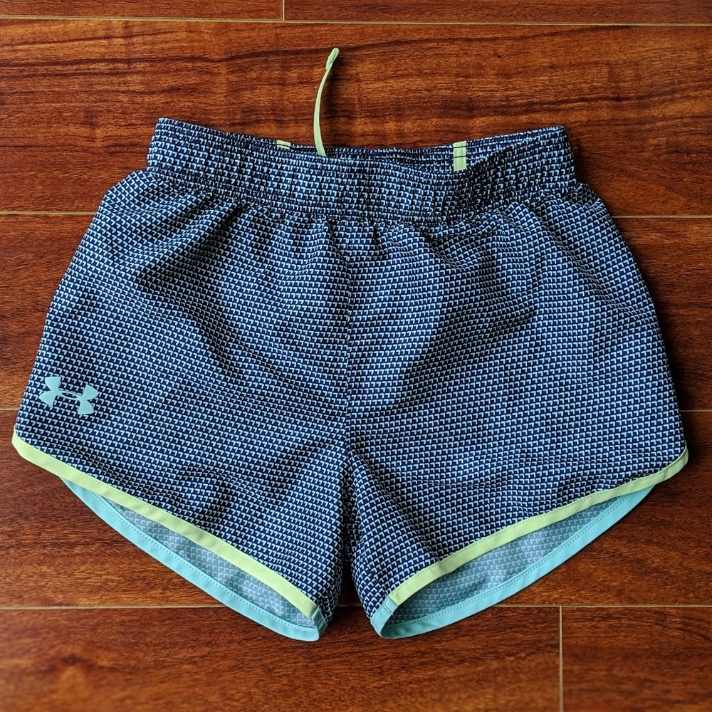 Under armour girls shorts M